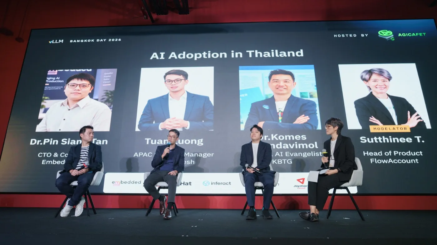 เวที "AI Adoption, What Actually Works" ที่ vLLM Bangkok Day 2026 ด้านหลังเป็นจอฉายหัวข้อพร้อมรูปและตำแหน่งของทั้ง 4 คน